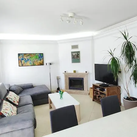 Spacious, Modern 3 Bedroom In Almada, Portugal