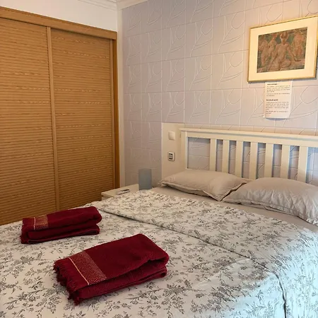 Spacious, Modern 3 Bedroom In Almada, Portugal Apartament