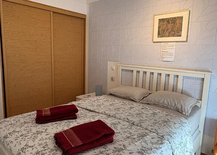 Spacious, Modern 3 Bedroom In Almada, Portugal Appartamento