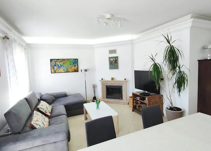 Spacious, Modern 3 Bedroom In Almada, Portugal