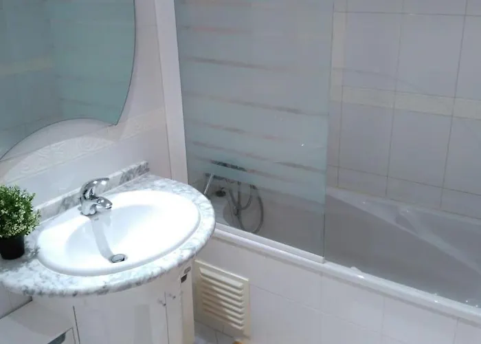 Spacious, Modern 3 Bedroom In Almada, Portugal Appartamento